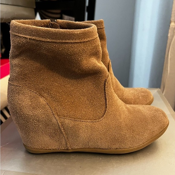 Minnetonka Suede Ankle wedge Booties - Tan size 7 woman's - Picture 1 of 5